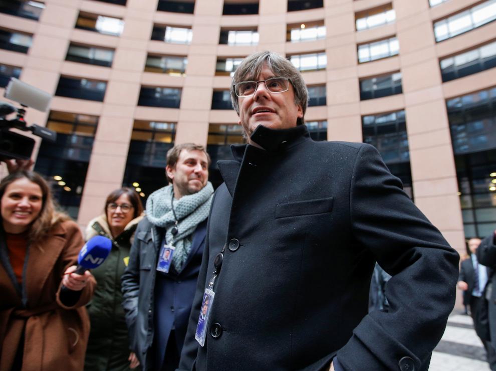 El presidente de la Generalitat, Quim Torra, entre los líderes nacionalistas que han acompañado a los manifestantes que han recibido en el Parlamento Europeo, en Estrasburgo, a Carles Puigdemont y Toni Comín, que han ocupado sus escaños como eurodiputados.