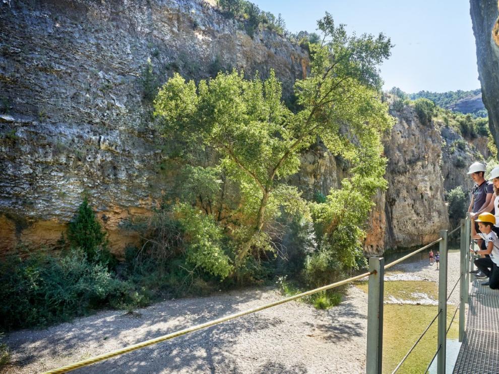 Una familia haciendo turismo en la Sierra de Guara