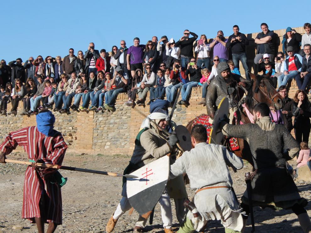 Numerosos espectadores durante una de las recreaciones históricas en el castillo de Monzón