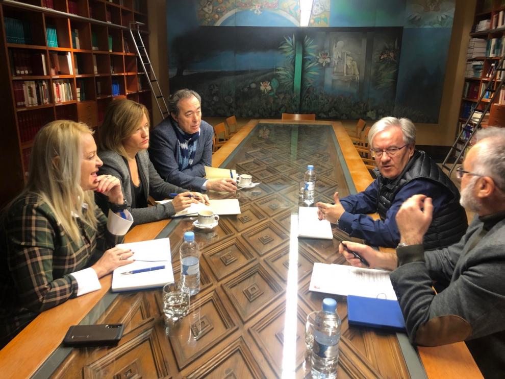 La portavoz socialista, Pilar Alegría, este lunes en su reunión con el Justicia de Aragón.