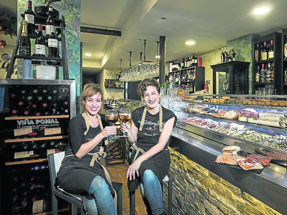 Ruth Barroso y Virginia Rubio, en la barra de la vermutería Cabecita Loca.