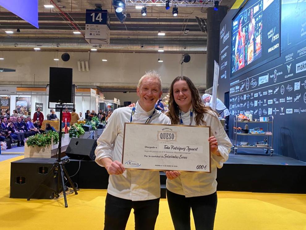 Toño Rodríguez y su ayudante, con el cheque acreditativo del segundo premio.