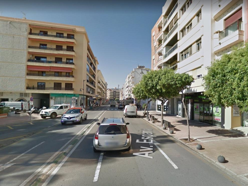 Una llamada recibida sobre las 22.00 alertó a los servicios de emergencias de que una moto de reparto había chocado contra un banco a la altura del número 74 de la Avenida de España.