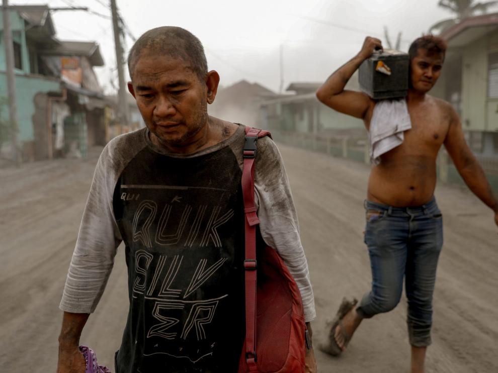Vecinos de Agoncillo abandonan la zona por la erupción del volcán Taal.