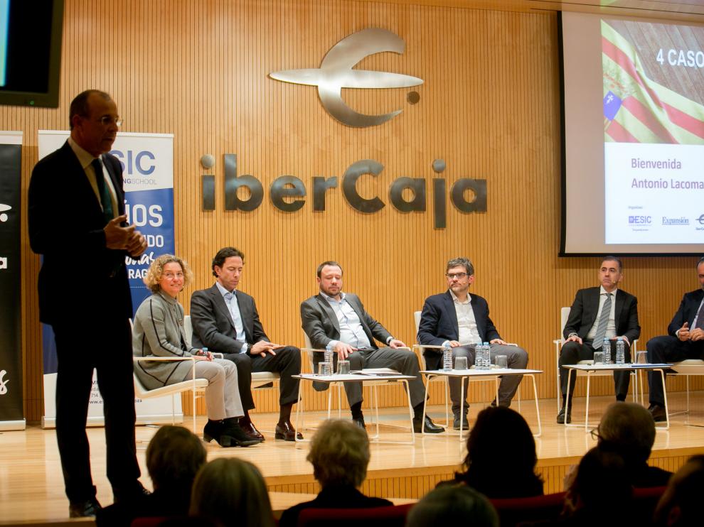 Antonio Lacoma, director regional de Ibercaja, presenta el acto. Detrás, los ponentes y los moderadores.