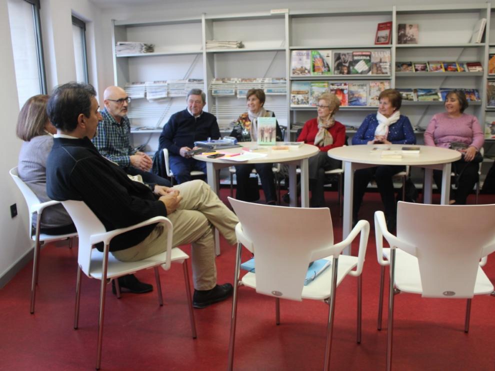 La reunión entre el escritor y sus lectores tuvo lugar en un espacio de la biblioteca de Tarazona