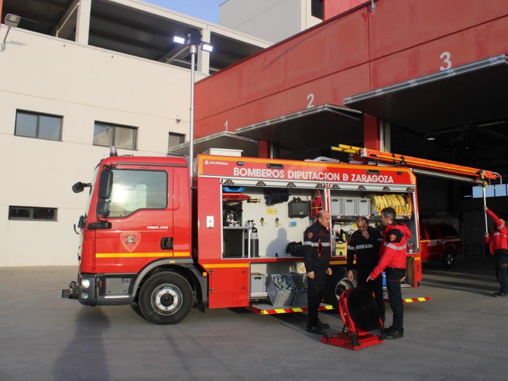 Los bomberos de la Diputación de Zaragoza con el nuevo camión con el que cuenta el parque de Tarazona