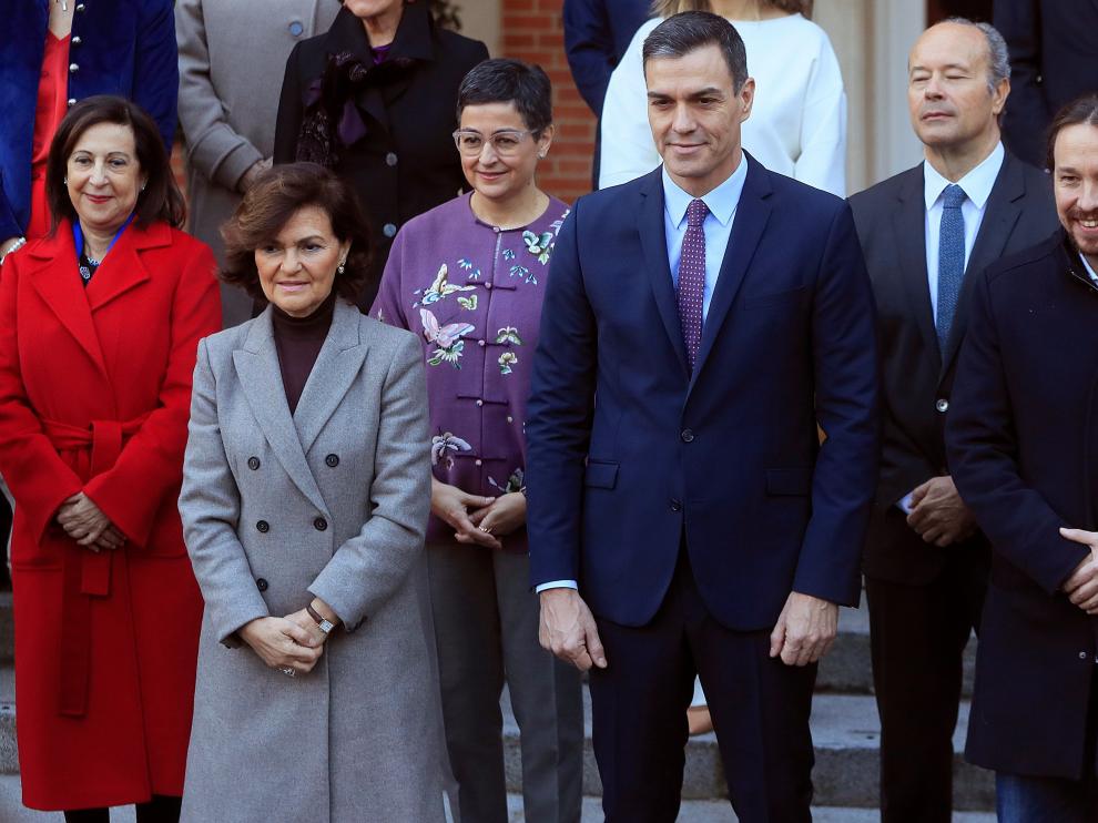 Pedro Sánchez, en el centro, antes de la celebración del primer Consejo de Ministros de coalición.