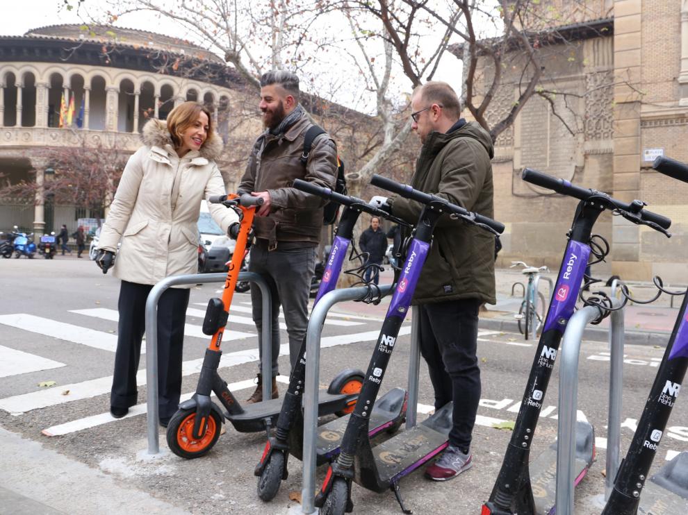 La concejal Natalia Chueca y representantes de Circ y Reby, en la presentación de la prueba piloto