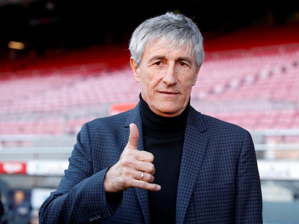 Quique Setién, nuevo entrenador del FC Barcelona, pona en el Camp Nou en su presentación