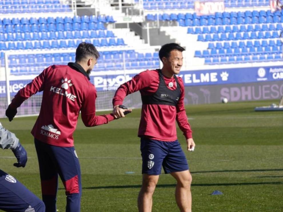 Josué Sá y Okazaki, durante el entrenamiento de este martes en el estadio azulgrana.