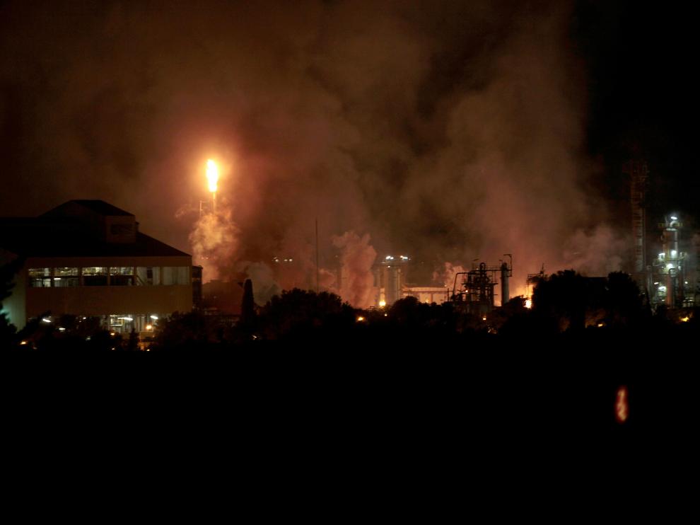 Una fuerte explosión en una industria del polígono sur de Tarragona, en el término municipal de La Canonja, ha originado un incendio de grandes dimensiones en plena zona petroquímica