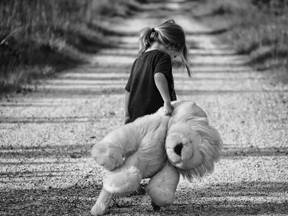 Una niña muere al dejarla abandonada su madre siete días para irse de fiesta.