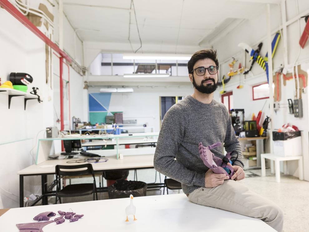Adrián Blasco con la prótesis 3D de brazo que van a enviar en próximos días a la India.
