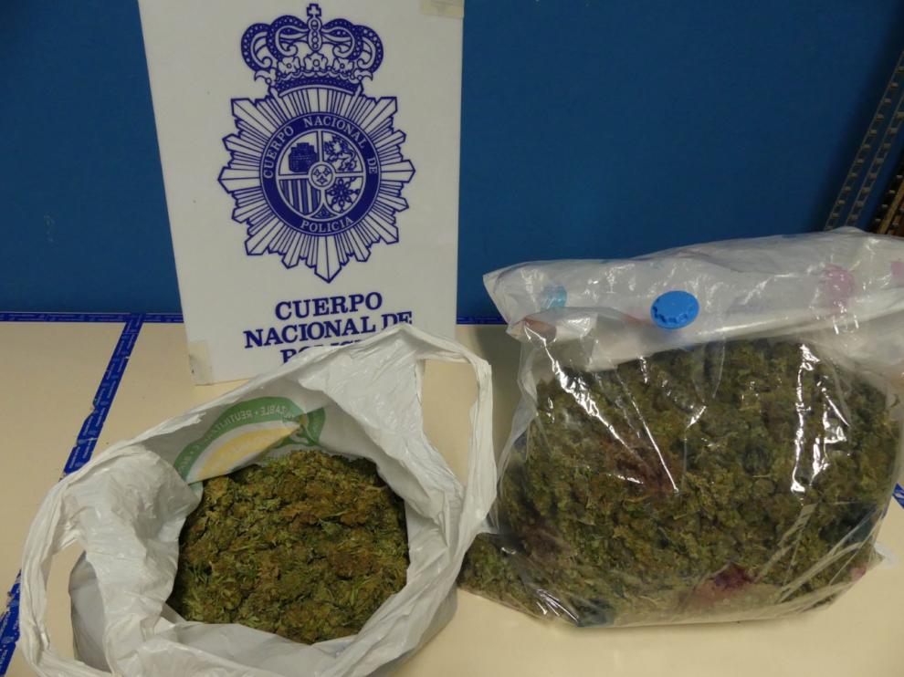 En uno de los vehículos hallaron dos kilos de marihuana.