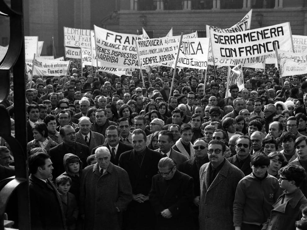 Manifestación de adhesión a Franco en 1970 en la plaza del Seminario.