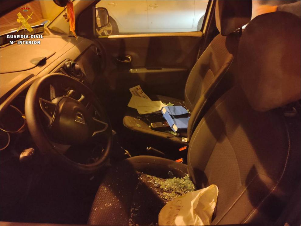 Interior del taxi dañado presuntamente por el joven detenido en Casetas.