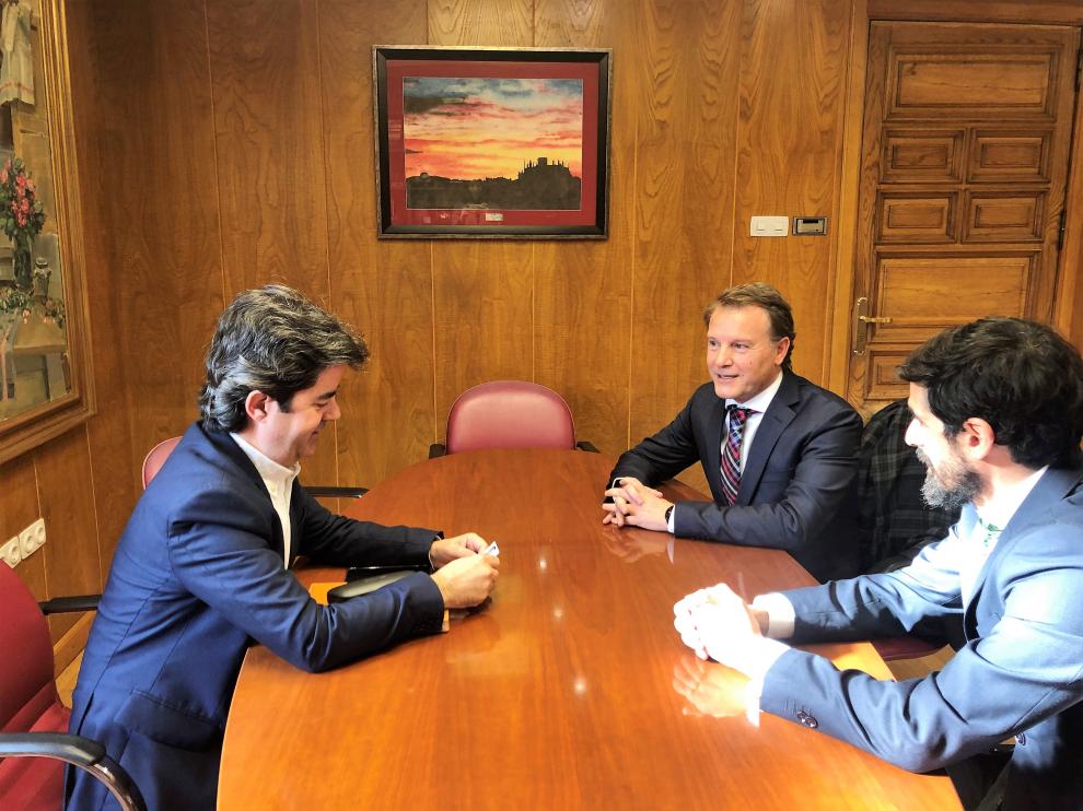 junto al alcalde, el gerente de Desarrollo del Ayuntamiento de Huesca, José Antonio García Tello (en primer término), y el máximo responsable de BBZIX, Fernando Sanagustín.