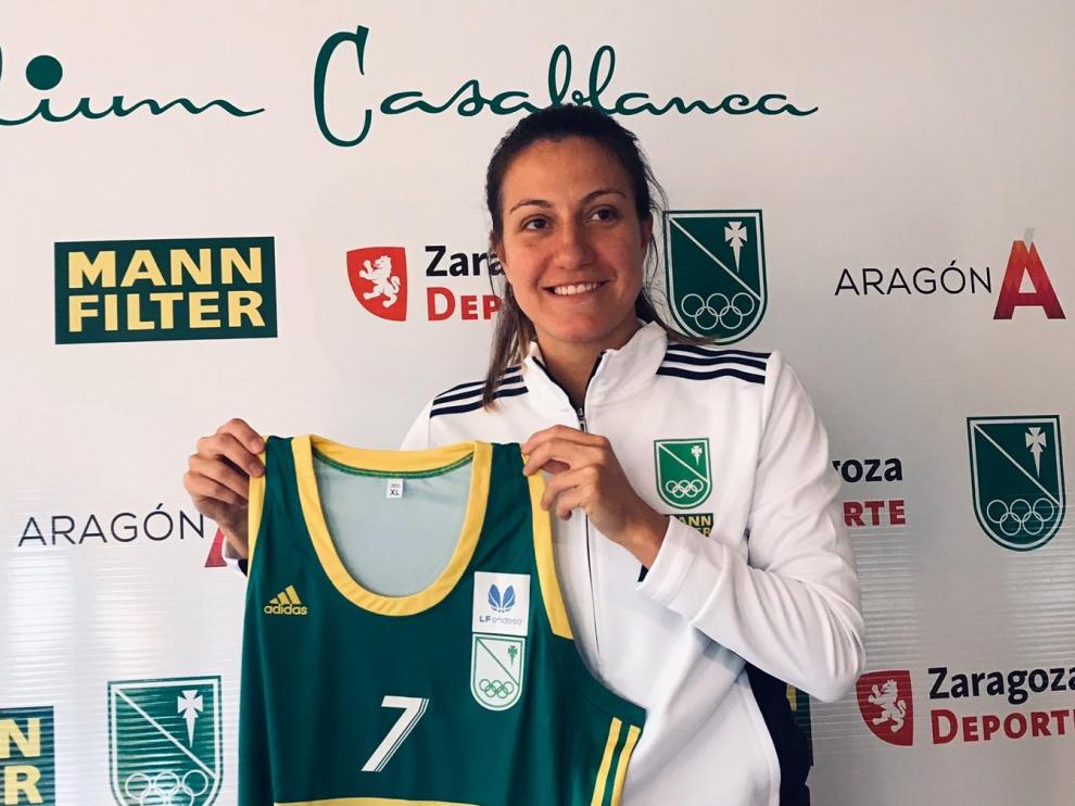 Paola Ferrari, este martes, con la camiseta del Mann Filter