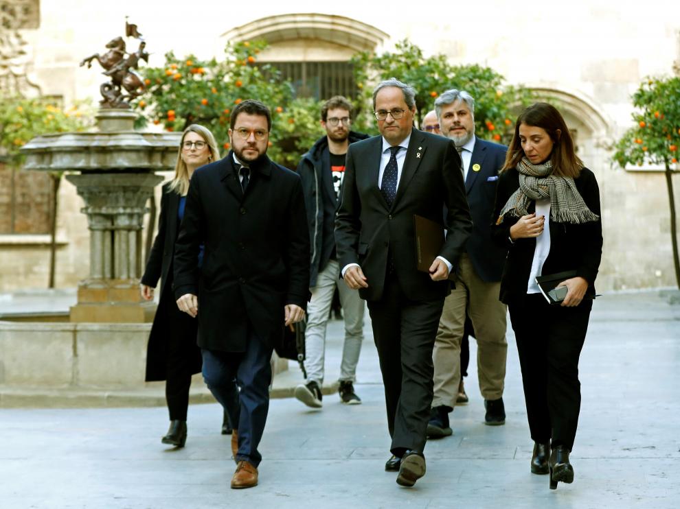 Quim Torra (en el centro) a su llegado a la reunión que han mantenido con representantes de partidos y entidades soberanistas