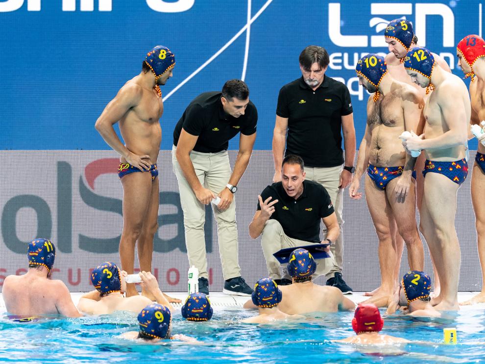 El seleccionador masculino español de waterpolo, David Martín, da instrucciones a sus jugadores