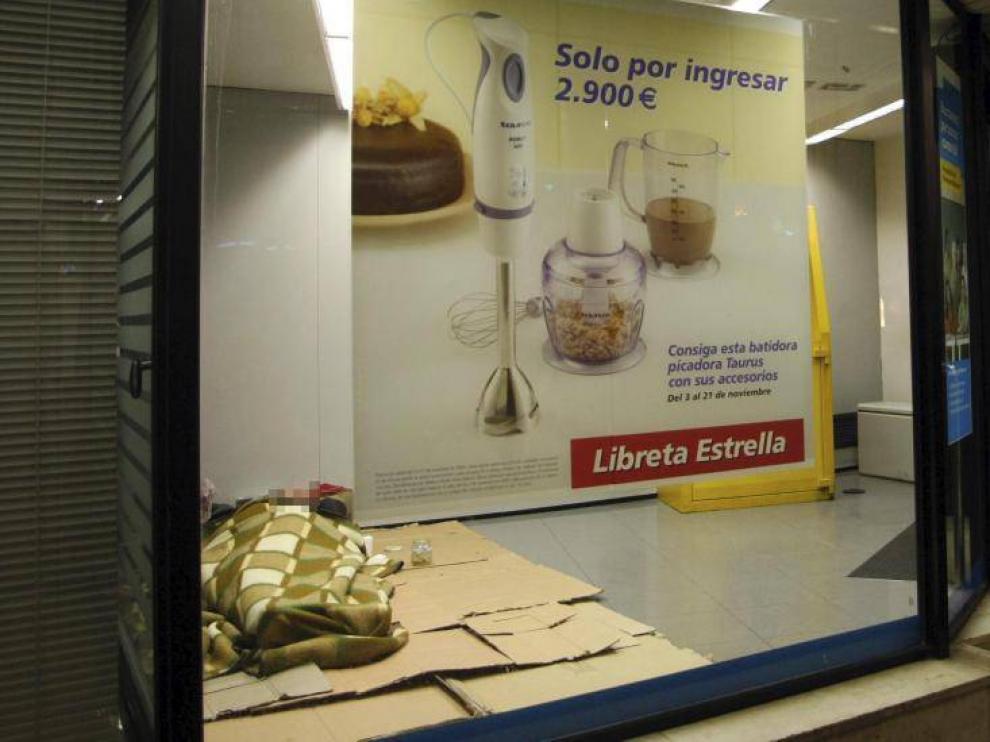 Foto de archivo de un indigente en un cajero