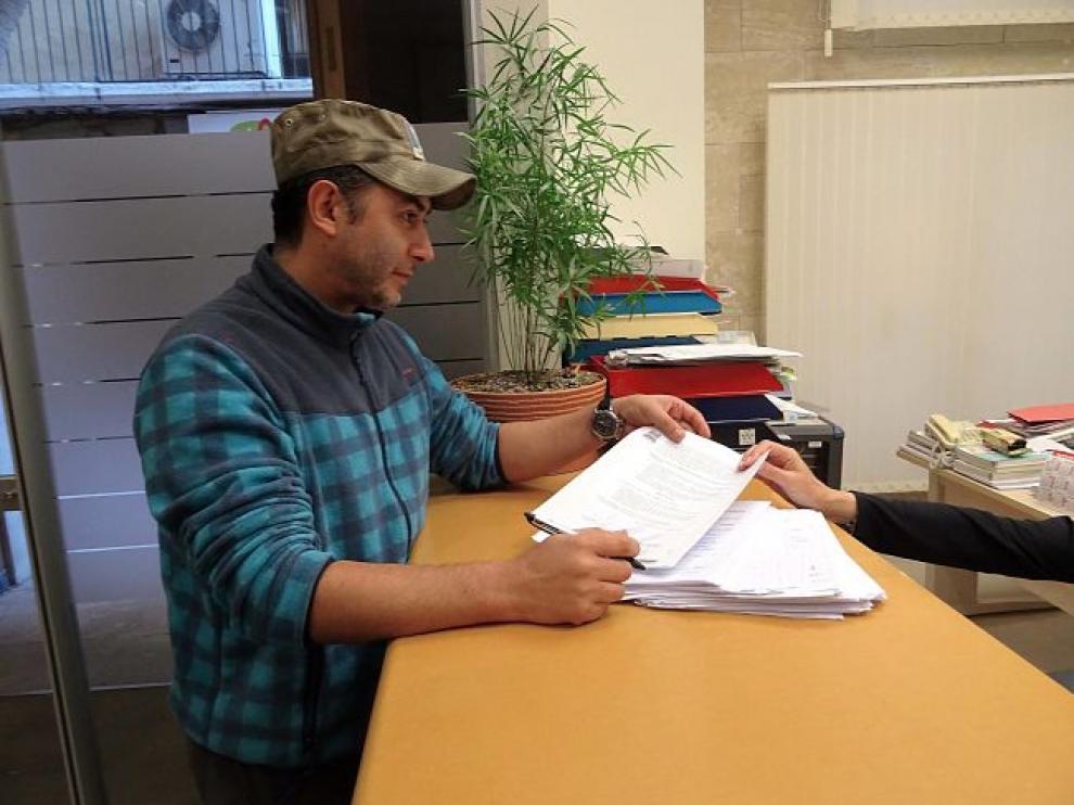 Presentación de las firmas pidiendo el asfaltado de la calle Predicadores de Zaragoza