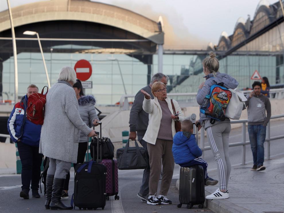 Viajeros afectados este miércoles por el incendio en el aeropuerto de Alicante