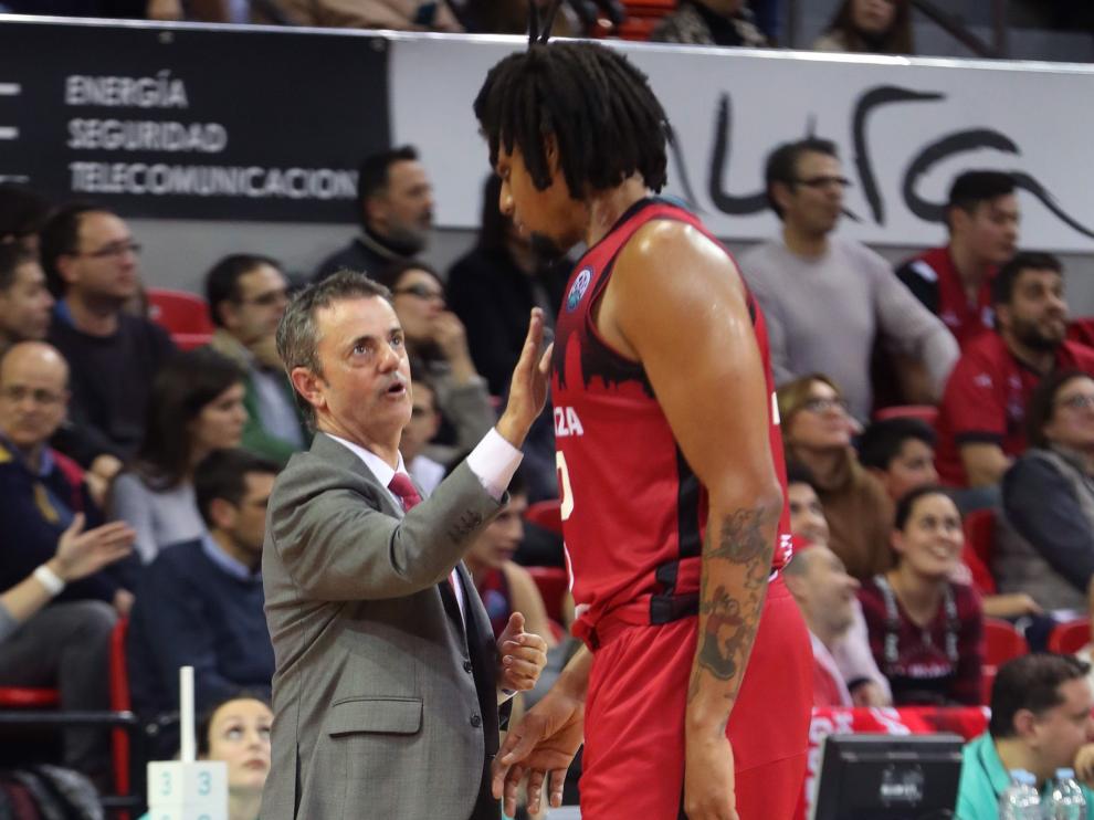 El técnico del Casademont Zaragoza, Porfirio Fisac, conversa con el cubano del equipo aragonés, Javier Justiz, durante el encuentro disputado este miércoles en el Príncipe Felipe.