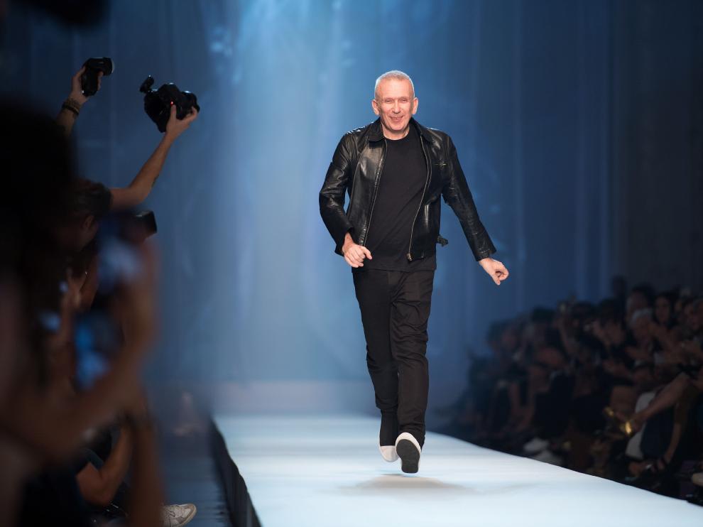 Paris (France).- (FILE) - French designer Jean-Paul Gaultier takes to the catwalk to thank the audience after the Fall/Winter 2018/19 Haute Couture collection during the Paris Fashion Week, in Paris, France, 04 July 2018 (reissued 17 January 2020). According to media reports, Jean-Paul Gaultier will retire. The 67-year-old designer said his Spring/Summer 2020 couture show will be his last. (Moda, Francia) EFE/EPA/CAROLINE BLUMBERG *** Local Caption *** 54465233 Jean-Paul Gaultier to retire