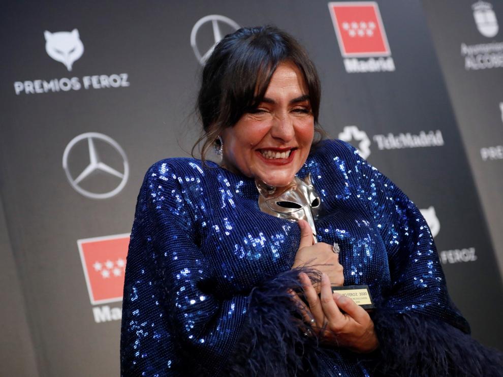 La actriz Candela Peña posa con el premio a "Mejor actriz protagonista de una serie" por su trabajo en "Hierro"