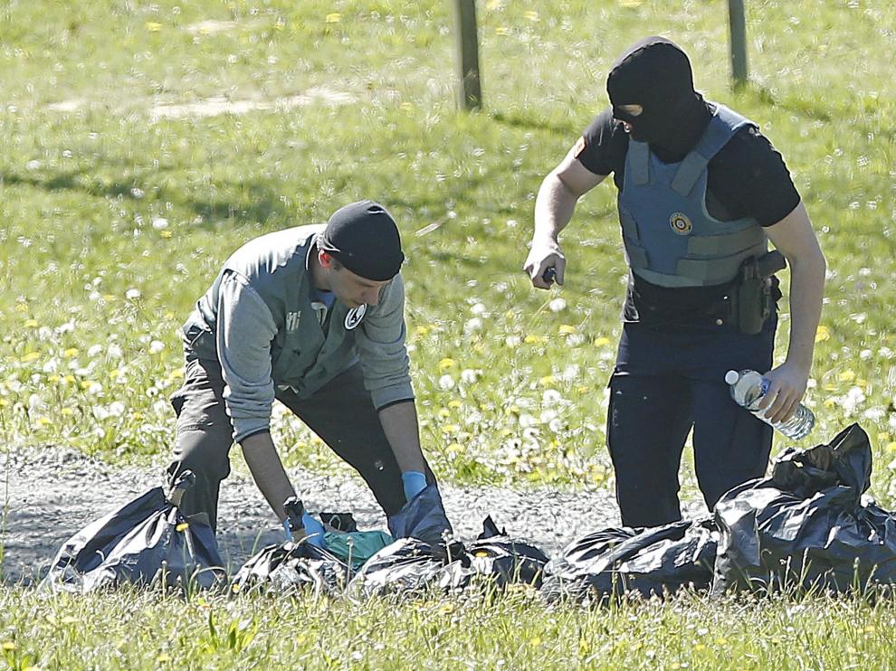 La Policía francesa observa armas en uno de los zulos de ETA en 2017.