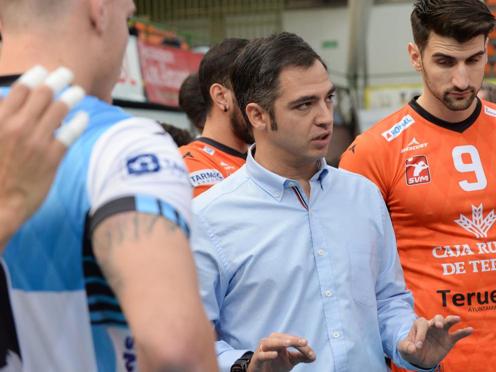 El entrenador del CV Teruel, Miguel Rivera, da instrucciones a sus jugadores.