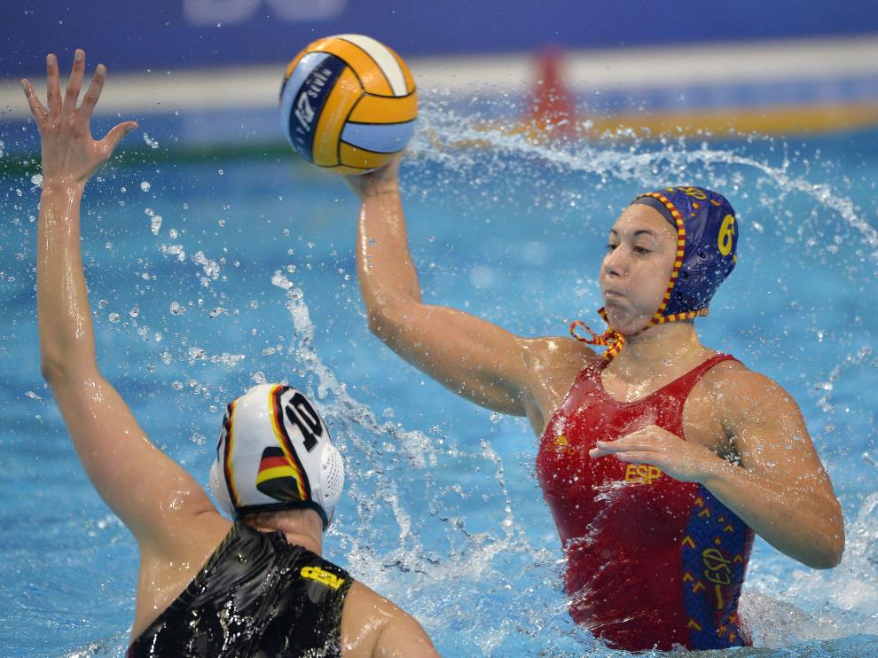 Paula Gonzalez efectúa un lanzamiento en el partido de España y Alemania del Europeo