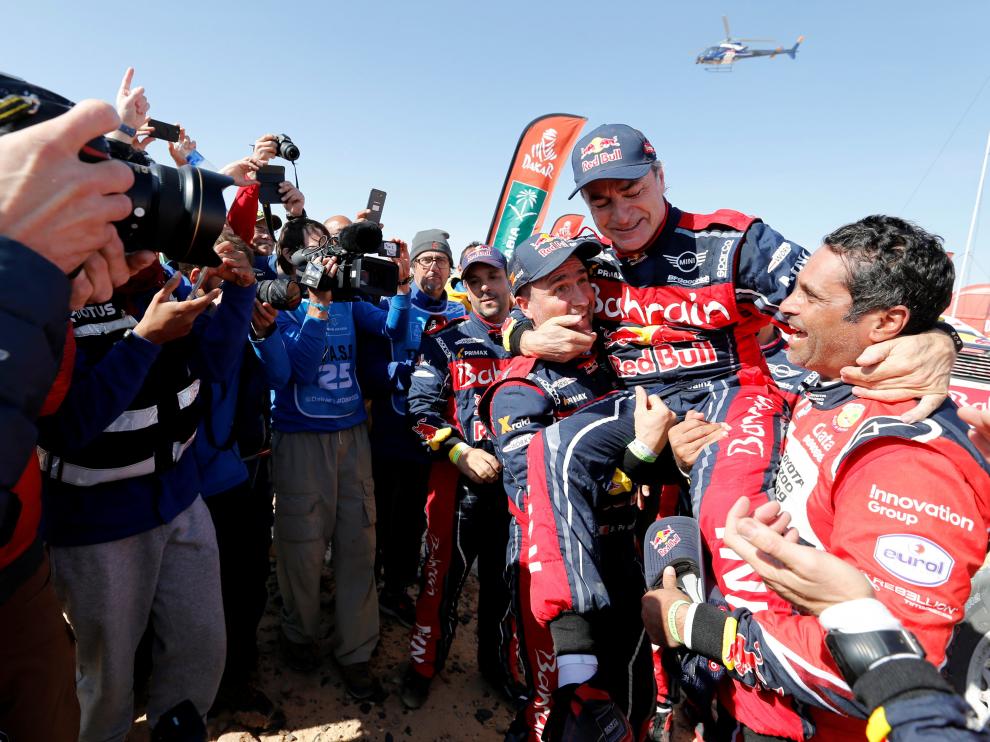 Carlos Sainz celebra su tercera victoria en el Dakar.