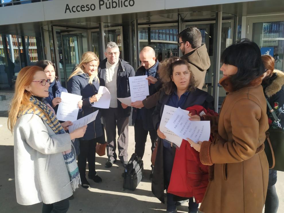 Los abogados del turno de oficio se concentraron ante las puertas de la Ciudad de la Justicia de Zaragoza.