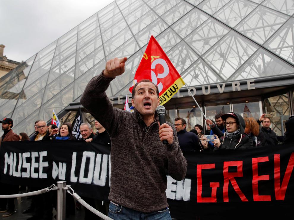 Un grupo de manifestantes bloquea la entrada al Museo del Louvre, en París.