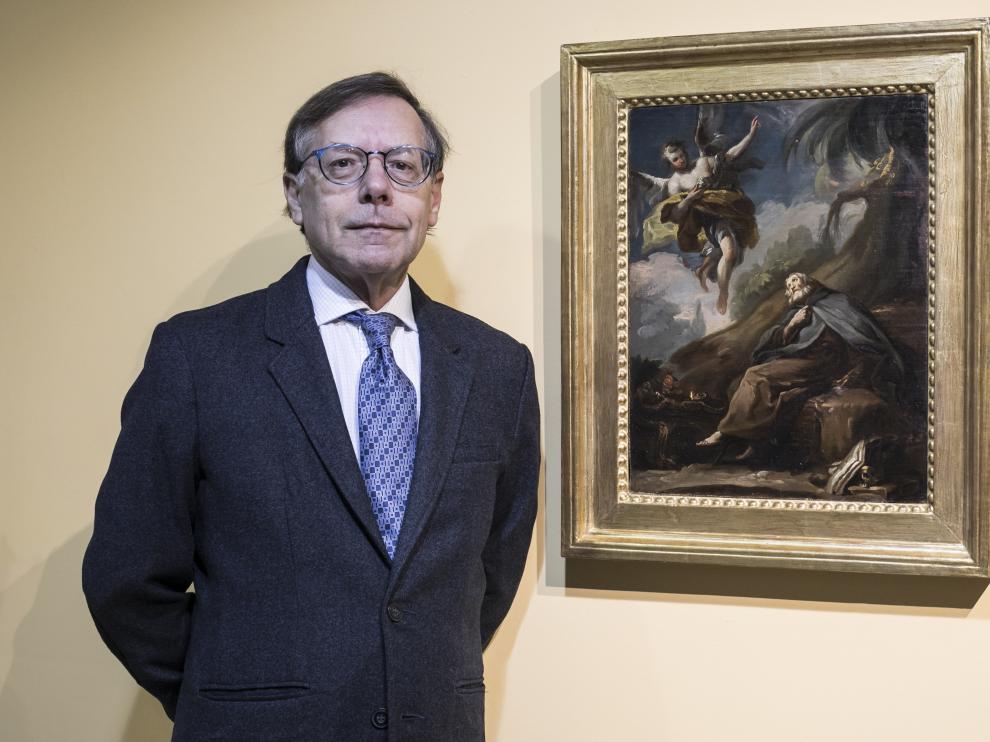 El historiador del arte Arturo Ansón, junto al cuadro que ha identificado como obra de Goya.