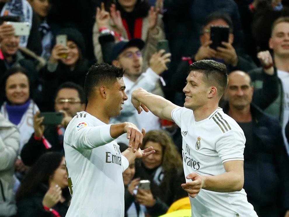 Casemiro celebra su primer gol junto a Jovic.