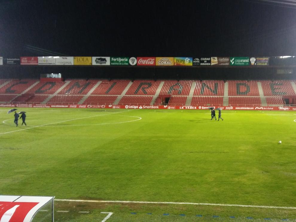 Los árbitros revisan el césped de Anduva.