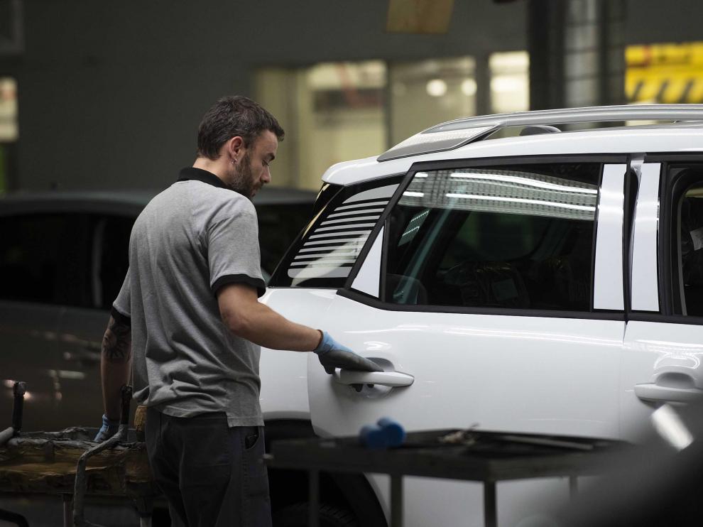 Un operario de la planta de Figueruelas trabaja en un Citroën C3 Aircross.