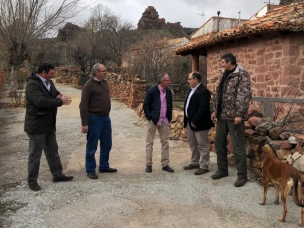 Representantes de la Diputación y del Ayuntamiento, en Peracense.