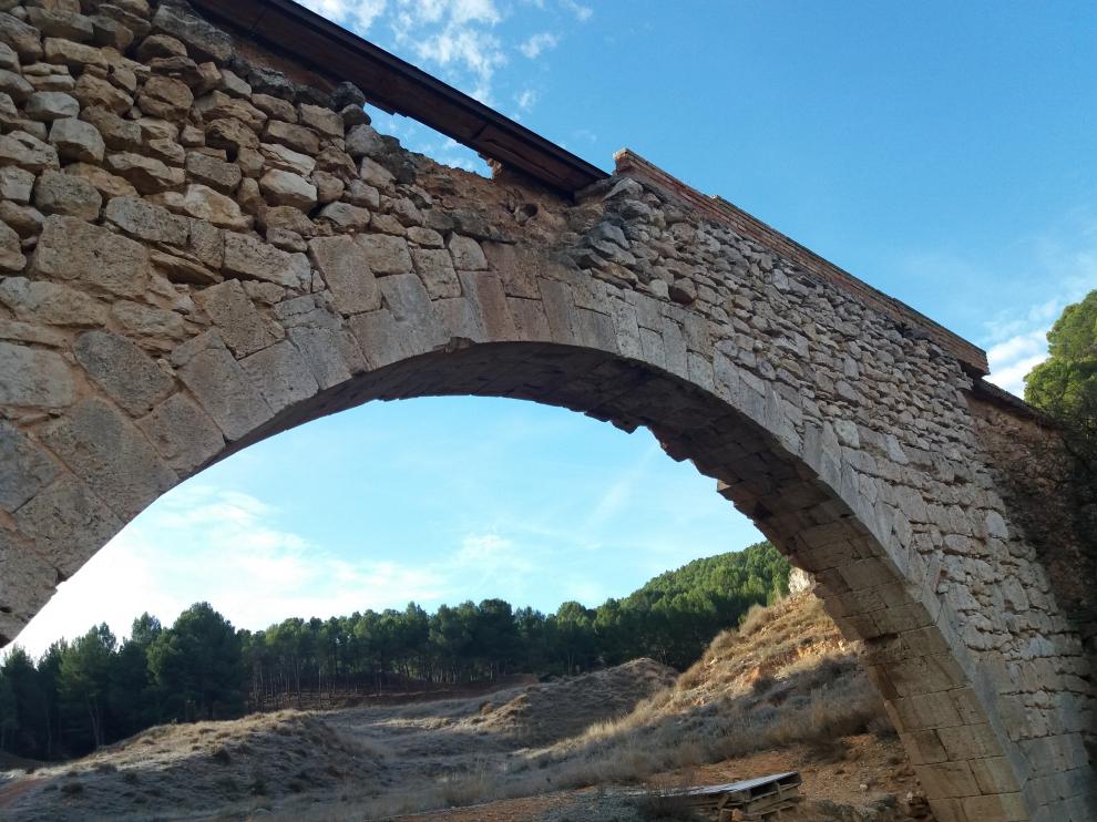 El arco de Santa Bárbara, uno de los elementos que más peligran del acueducto de Los Arcos de Teruel.