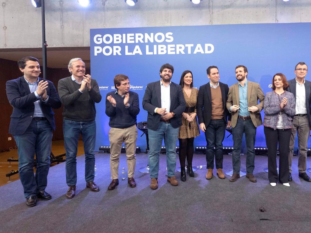 Jorge Azcón, a la izquierda, junto al resto de dirigentes del PP que han acudido al encuentro.