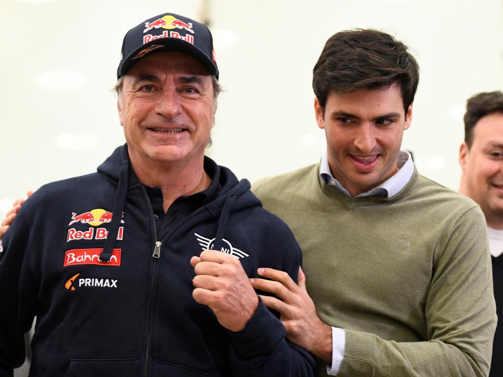 Carlos Sainz, acompañado de su hijo, piloto de Fórmula 1, a su llegada a Madrid.