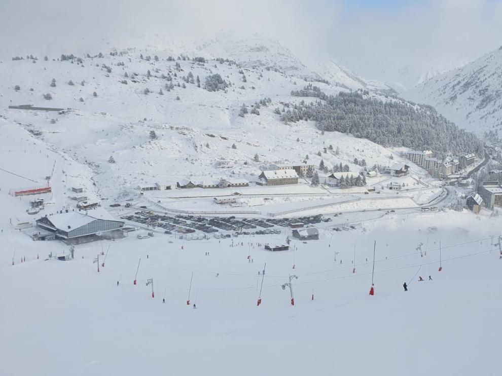 Las estaciones, como Candanchú -en imagen-, han amanecido con una capa de entre 15 y 25 cm de nieve reciente.