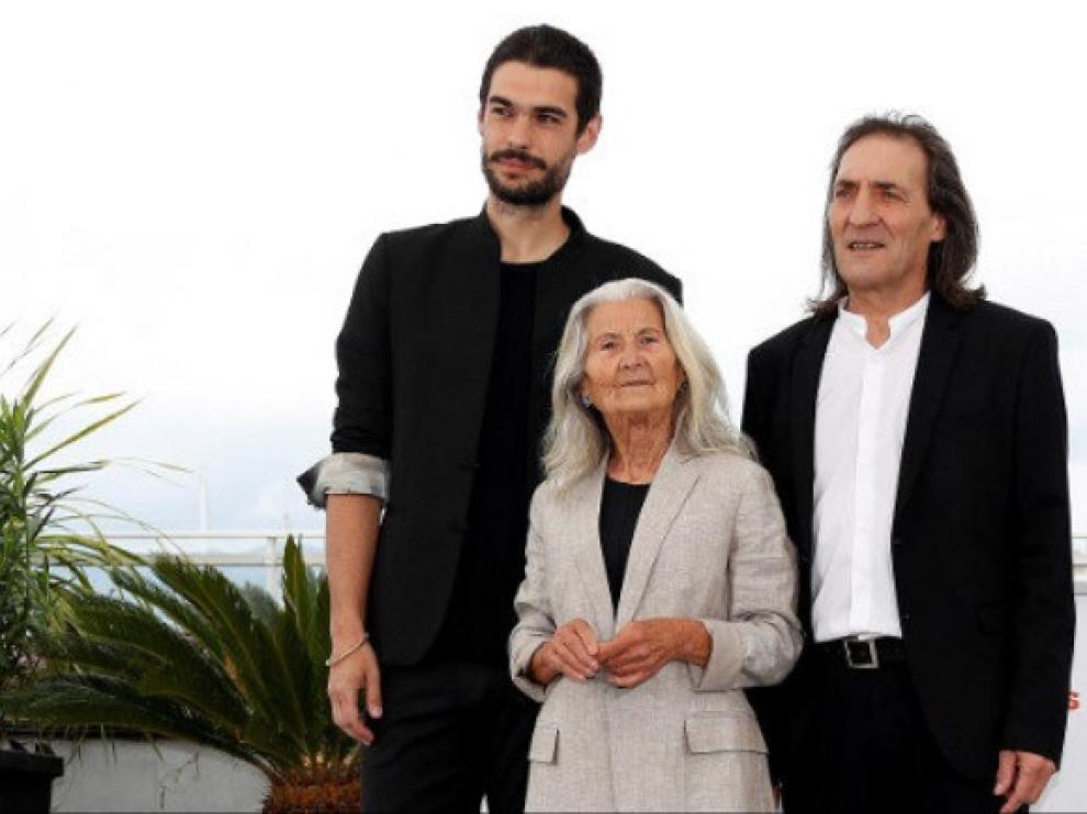 Benedicta Sánchez, en la sesión fotográfica de Cannes, junto al director Olivier Laxe y Amador Arias.