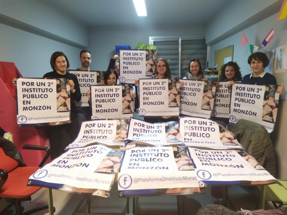Miembros de la plataforma con los carteles que han distribuido por poblaciones de la toda la comarca.