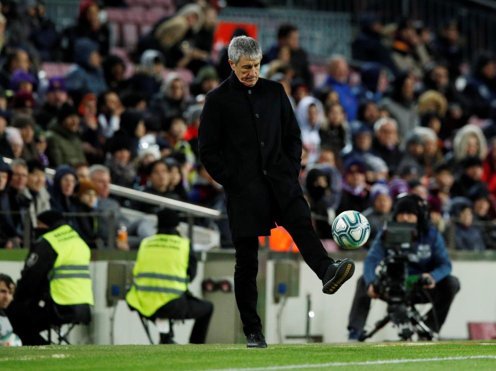 Quique Setién, en la banda del Camp Nou, en su estreno como entrenador del Barça.