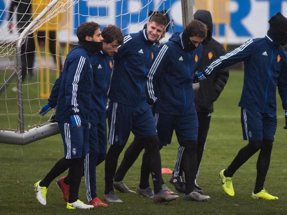 Javi Ros, el primero por la izquierda, en el entrenamiento de este domingo.